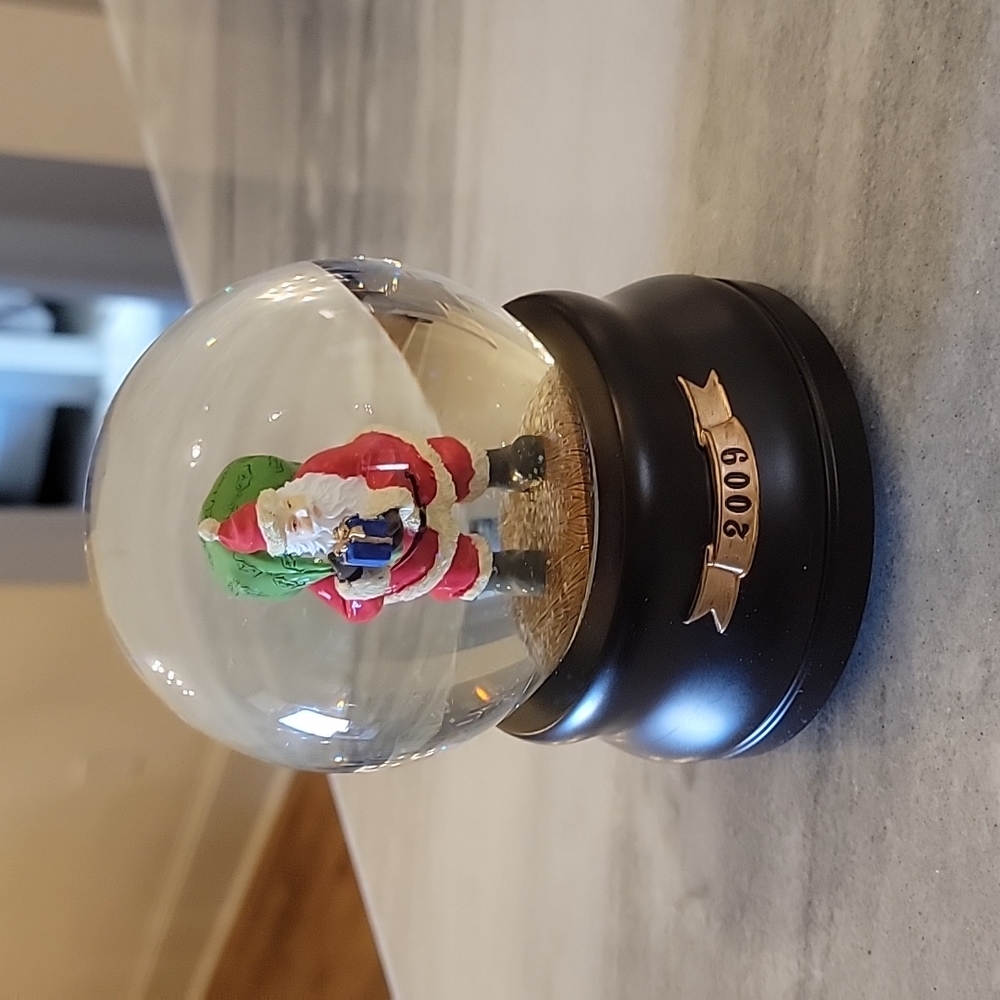 Musical Santa globe
